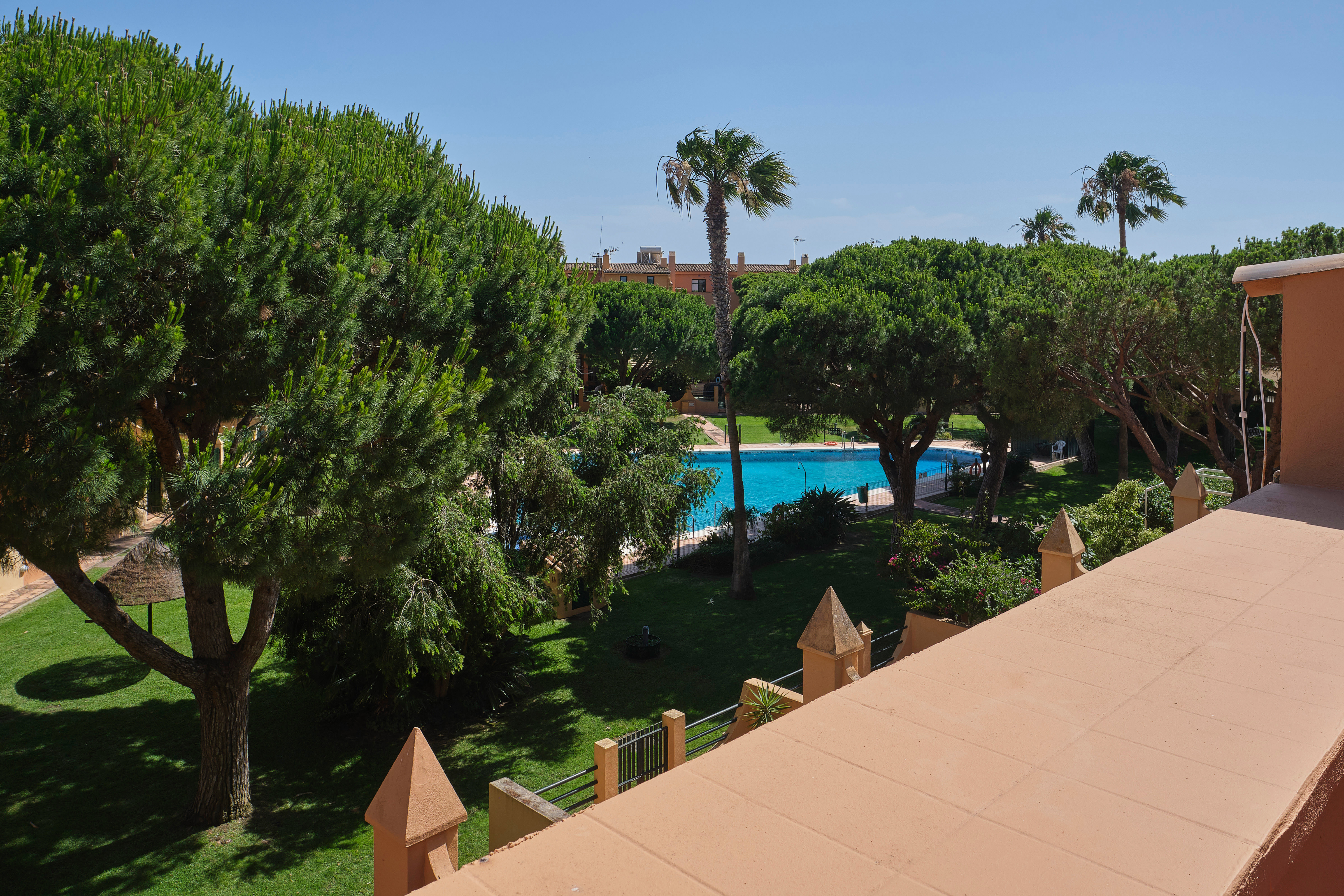 Vistas al jardín y piscina