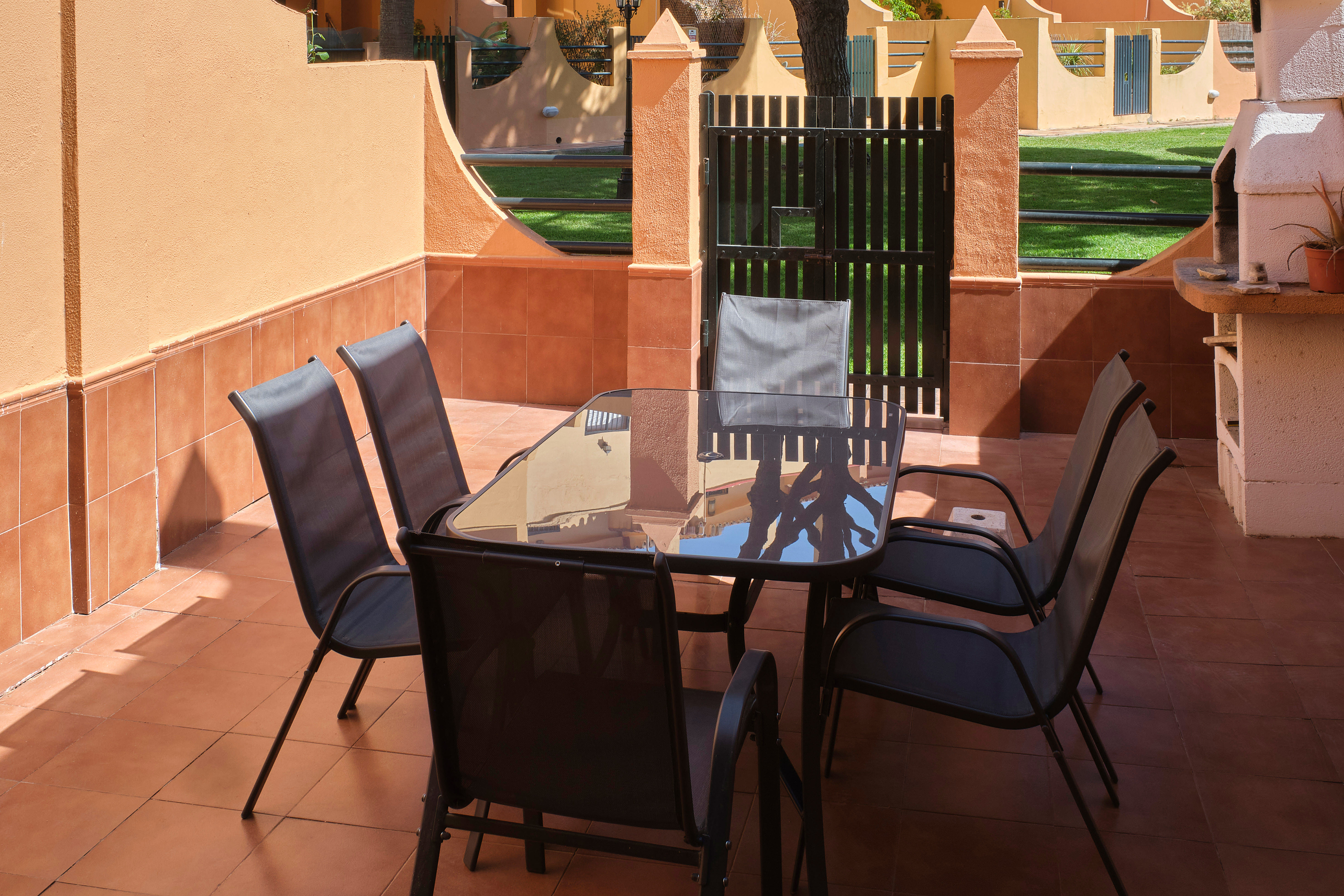 Terraza con mesa exterior